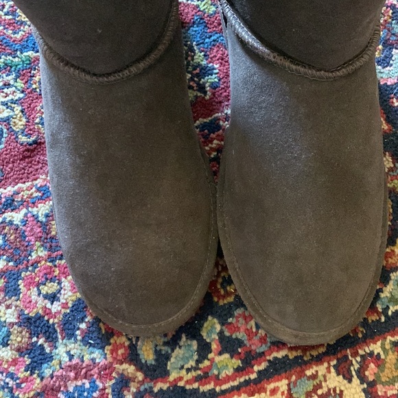 Bearpaw Emma Short chocolate suede boots. NWOT, inside sheep skin. - Picture 8 of 9